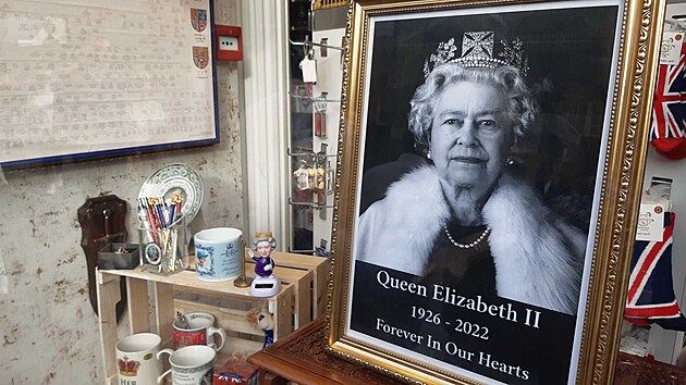 Prodejci suvenýr v Londýn mají po smrti královny o obchody postaráno. (11....