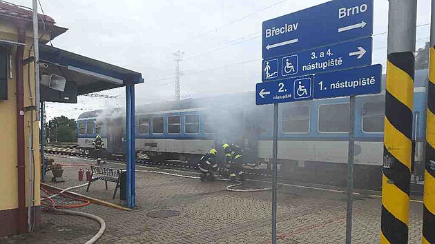 Požár osobního vlaku hasili hasiči ve stanici v obci Vranovice na Brněnsku.
