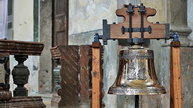 Prost�edn� zvon, tzv. �poled��k�, o hmotnosti 128 kg je vylad�n na t�n fis2 a zasv�cen sv. Ivanovi a sv. Vint��ovi.