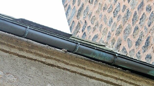 V nejhor��m stavu je st�echa objektu navazuj�c�ho na loketskou hradn� v�.