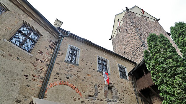 V nejhorm stavu je stecha objektu navazujcho na loketskou hradn v.