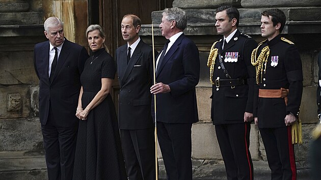 Princ Andrew a princ Edward ekaj na rakev Albty II. v Edinburghu. (11. z 2022)
