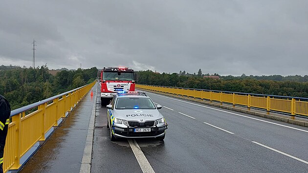 Ze Žďákovského mostu údajně skočila žena, na místě vše prověřují policisté i hasiči, na místě jsou i záchranáři. (17. září 2022)