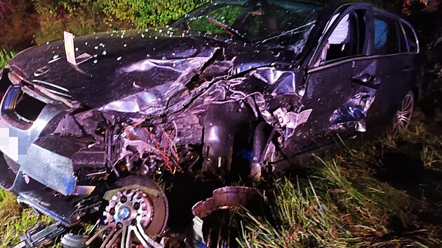 Mezi obcemi Čáslav a Církvice se střetla dvě auta, při nehodě zemřel jeden z řidičů. (18. září 2022)