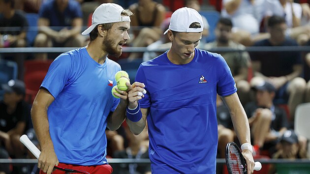 Tomáš Macháč a Jiří Lehečka se radí během čtyřhry v Davis Cupu proti Izraeli.