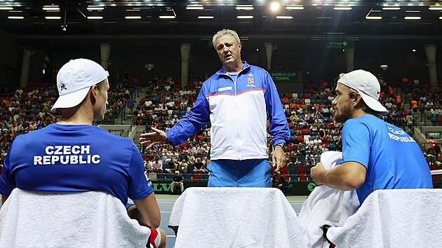 Kapitn Jaroslav Navrtil diskutuje s Jim Lehekou (vlevo) a Tomem Machem bhem tyhry v Davis Cupu proti Izraeli.