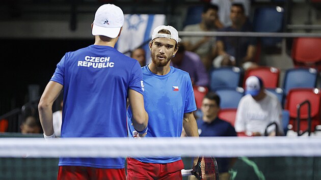 Tomáš Macháč (vpravo) a Jiří Lehečka během čtyřhry v Davis Cupu proti Izraeli.