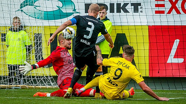 Pavel Zif��k d�v� t�et� branku Olomouce i p�es br�n�c�ho brank��e Martina Jan��eka a stopera Martina Kr�lika z �esk�ch Bud�jovic.