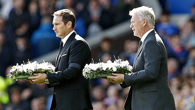 Evertonsk kou Frank Lampard a trenr West Hamu David Moyes nesou vnce k uctn pamtky zesnul britsk krlovny Albty II.