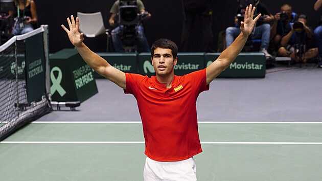 Sv�tov� jedni�ka Carlos Alcaraz ze �pan�lska slav� v�t�zstv� v Davis Cupu.