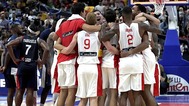 Španělští basketbalisté slaví vítězství na EuroBasketu.