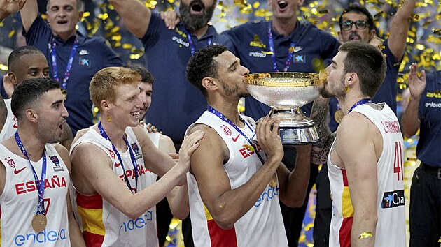 Španělští basketbalisté s trofejí pro vítěze EuroBasketu.