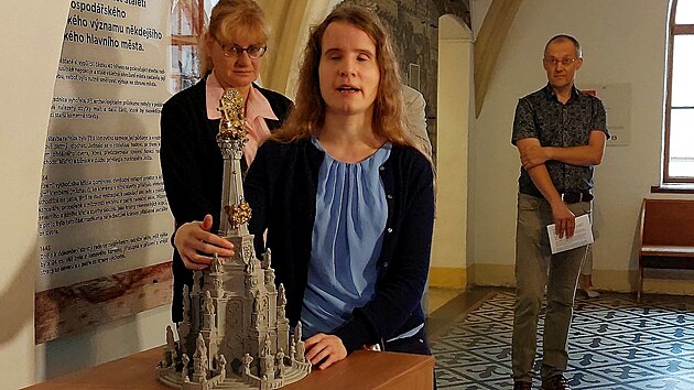 Model baroknho sloupu Nejsvtj trojice v Olomouci, pamtky zapsan UNESCO, si vyzkouela na olomouck radnici nevidom Veronika Dohnalov.