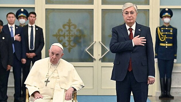 Pape Frantiek na uvtac ceremonii v Kazachstnu. Napravo stoj prezident Kasym-omart Tokajev. 13. 9. 2022