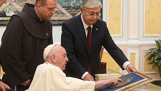 Pape Frantiek se setkal s kazachstnskm prezidentem Kasymem-omartem Tokajevem (vpravo). (13. z 2022)