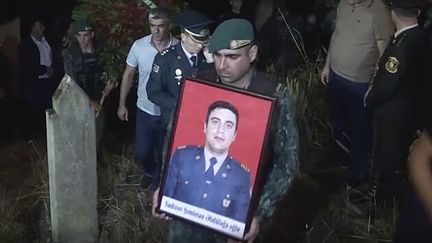 Na fotografii pozen z videa stoj lid kolem rakve zerbjdnskho vojka, kter byl zabit na zerbjdnsko-armnsk hranici. Poheb probhl v Mykhlygovagu. (15. z 2022)