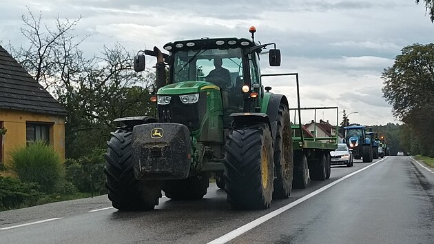 Kolona vozidel vyjdla z Hosna smrem do Dynna na eskobudjovicku. (15. z 2022)