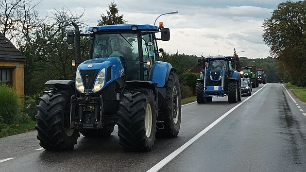 Kolona vozidel vyjdla z Hosna smrem do Dynna na eskobudjovicku. (15. z 2022)