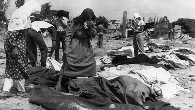 Palestinsk ena se sna identifikovat nkter z obt v uprchlickm tboe atla v jinm Bejrtu. (21. z 1982)