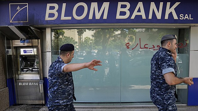 Sl Hfizov a zhruba deset dalch lid v libanonskm hlavnm mst Bejrtu pepadli banku a poadovali vyplacen svch spor. (14. z 2022)