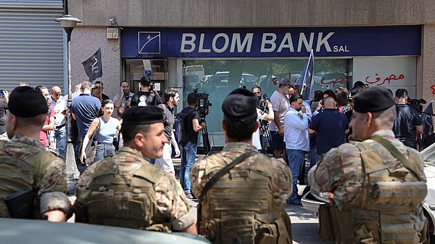 Sl Hfizov a zhruba deset dalch lid v libanonskm hlavnm mst Bejrtu pepadli banku a poadovali vyplacen svch spor. (14. z 2022)