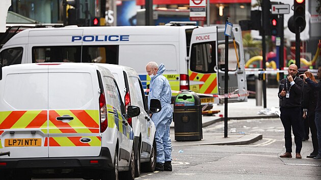 Dva policist utrpli zrann na Leicester Square v Londn, kdy na n zatoil mu ozbrojen noem. (16. z 2022)
