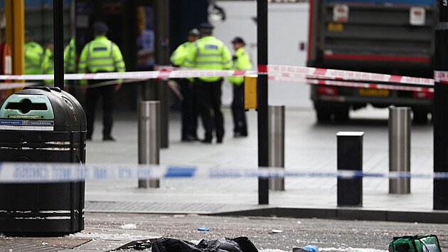 Dva policist utrpli zrann na Leicester Square v Londn, kdy na n zatoil mu ozbrojen noem. (16. z 2022)