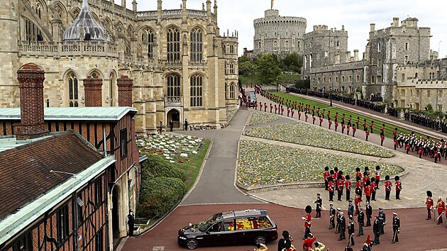 Pohebn vz s rakv krlovny Albty II. pijd na hrad Windsor. (19. z 2022)