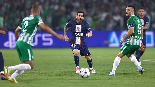 Lionel Messi z PSG (uprosted) v zpase proti Maccabi Haifa.
