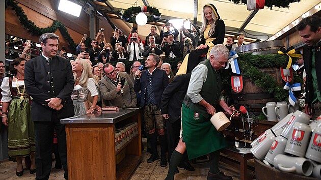 Mnichovsk starosta Dieter Reiter nar prvn sud piva a oficiln tak zahajuje nejvt pivn festival na svt. (17. z 2022)