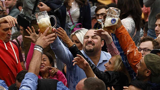 Nvtvnci Oktoberfestu po oficilnm zahjen festivalu (17. z 2022)