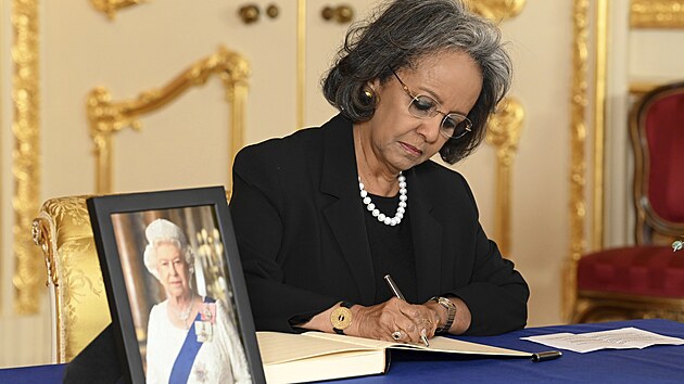 Etiopsk prezidentka Sahle-Work Zewdeov se podepisuje do kondolenn knihy ....