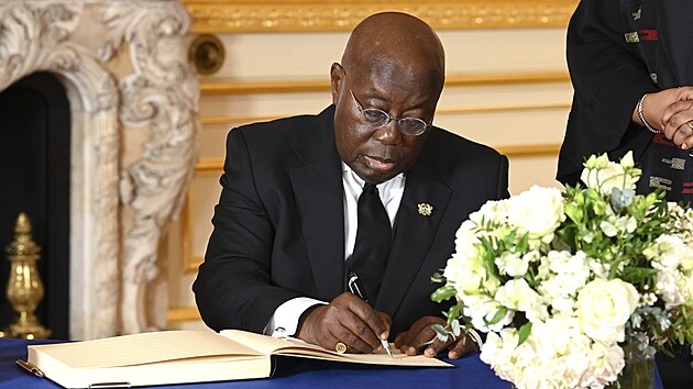 Ghansk prezident Nana Akufo-Addo se podepisuje do kondolenn knihy. (18. z...