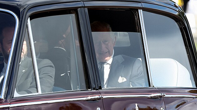 Krl Karel III. se ve svm voze vrac do Buckinghamskho palce. (18. z 2022)