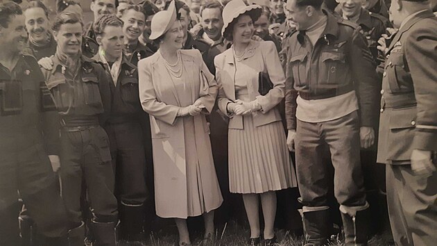 Princezna Albta a krlovna Albta navtvuj jednotky RAF. 1944.