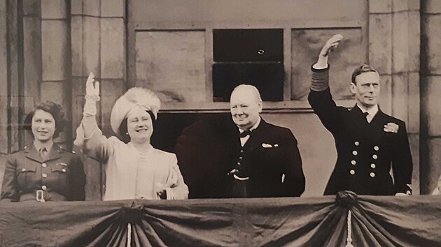 Krlovsk rodina a premir Winston Churchill v Buckinghamskm palci pi...