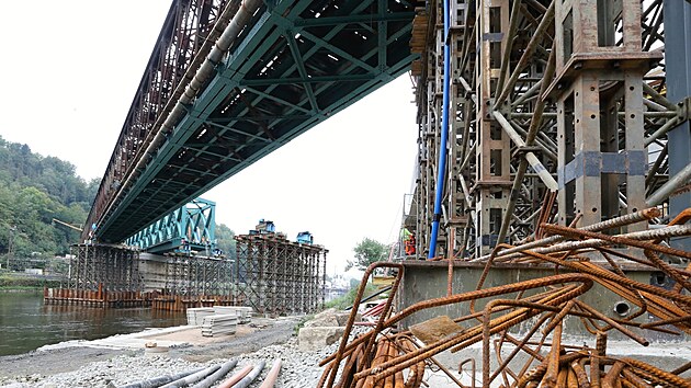S výsunem poslední části ocelové konstrukce nového železničního mostu přes řeku Labe v Děčíně začala Správa železnic.