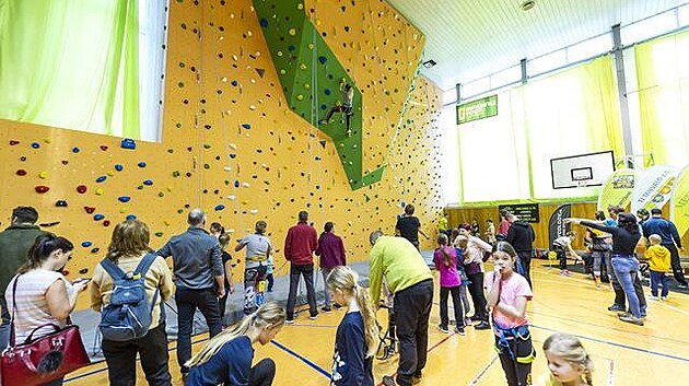 Ve sportovní hale vyrostla umělá lezecká stěna