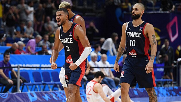 Francouzi Timothe Luwawu-Cabarrot a Evan Fournier se raduj z vtzstv ve tvrtfinle MS v basketbalu proti Turecku v prodlouen.