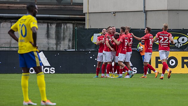 Fotbalist� Brna se raduj� z prvn� branky do s�t� Zl�na.