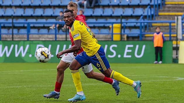 Joss Didiba ze Zlna utk za letcm balnem v duelu se Zbrojovkou Brno.