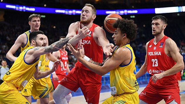 Aleksander Dziewa z Polska v obleen ukrajinskch hr na osmifinle MS v basketbalu.