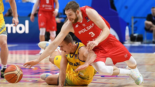 Volodimir Herun z Ukrajiny a Michal Sokolowski z Polska bojuj o m v osmifinle MS v basketbalu.