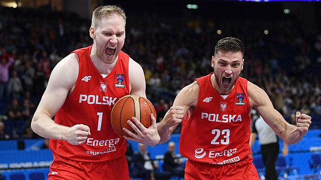 Jaroslaw Zyskowski a Michal Michalak z Polska se raduj z vhry nad Ukrajinou v osmifinle MS v basketbalu.
