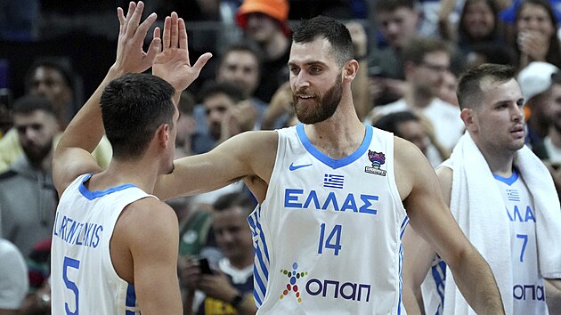 Giannoulis Larentzakis (vlevo) a Georgios Papagiannis (vpravo) se raduj z vtzstv nad eskem v osmifinle MS v basketbalu.