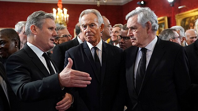 Pedseda britskch labourist Keir Starmer (vlevo) bval premii Tony Blair a Gordon Brown hovo ped slavnostnm ceremonilem nstupnick rady v palci svatho Jakuba, kde bude britsk krl Karel III. prohlen novm britskm panovnkem po smrti krlovny Albty II. (10. z 2022)