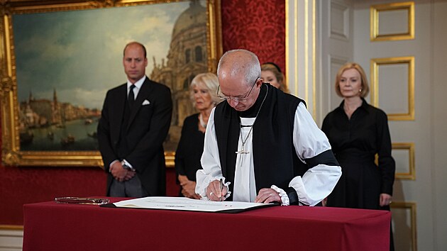 Arcibiskup z Canterbury Justin Welby podepisuje prohl�en� o n�stupu kr�le Karla III. na tr�n b�hem ceremoni�lu n�stupnick� rady v lond�nsk�m Svatojakubsk�m pal�ci, kde byl Karel III. form�ln� prohl�en panovn�kem. (10. z��� 2022)
