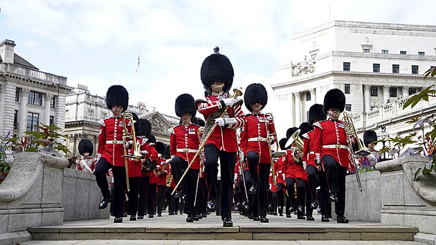 Slavnost pochod britskch vojk ve slavnostnch uniformch v Londn (10. z 2022)