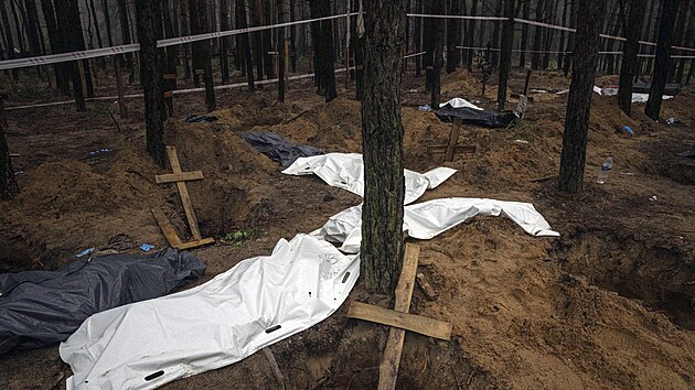 Hromadn hroby, kter objevili Ukrajinci v osvobozenm mst Izjum. (16. z 2022)