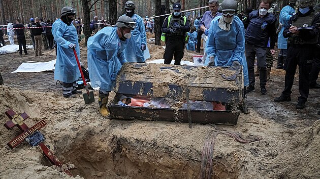 Hromadn hroby, kter objevili Ukrajinci v osvobozenm mst Izjum. (16. z 2022)